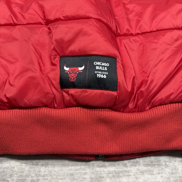 Wear by Erin Andrews Women's Small NBA Chicago Bulls Hooded Puffer Vest Red‎ New - Picture 10 of 10